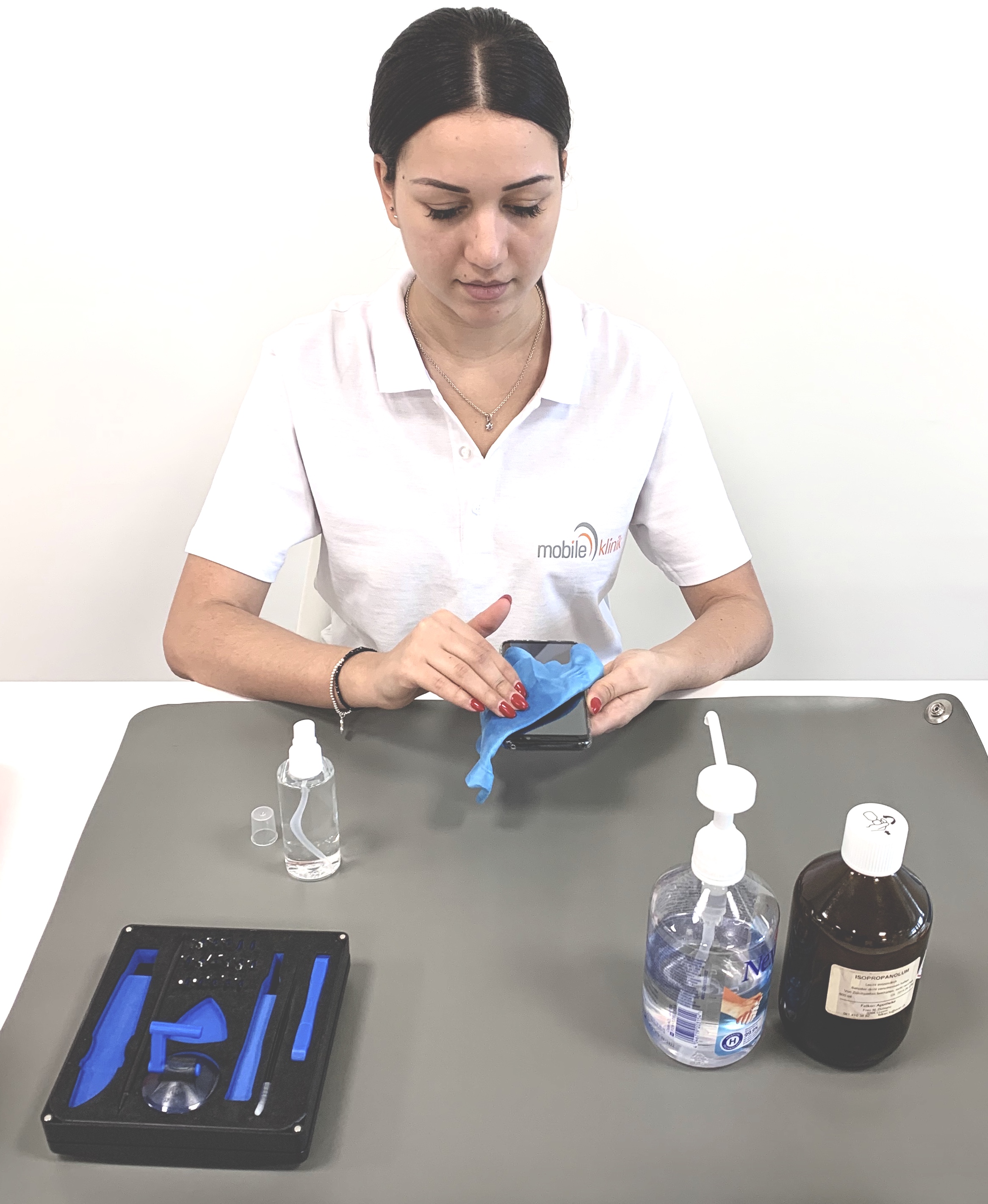 Mobile Klinik AG bietet ab sofort kostenlose Reinigung mobiler Geräte an: Lassen Sie Ihr Smartphone desinfizieren!